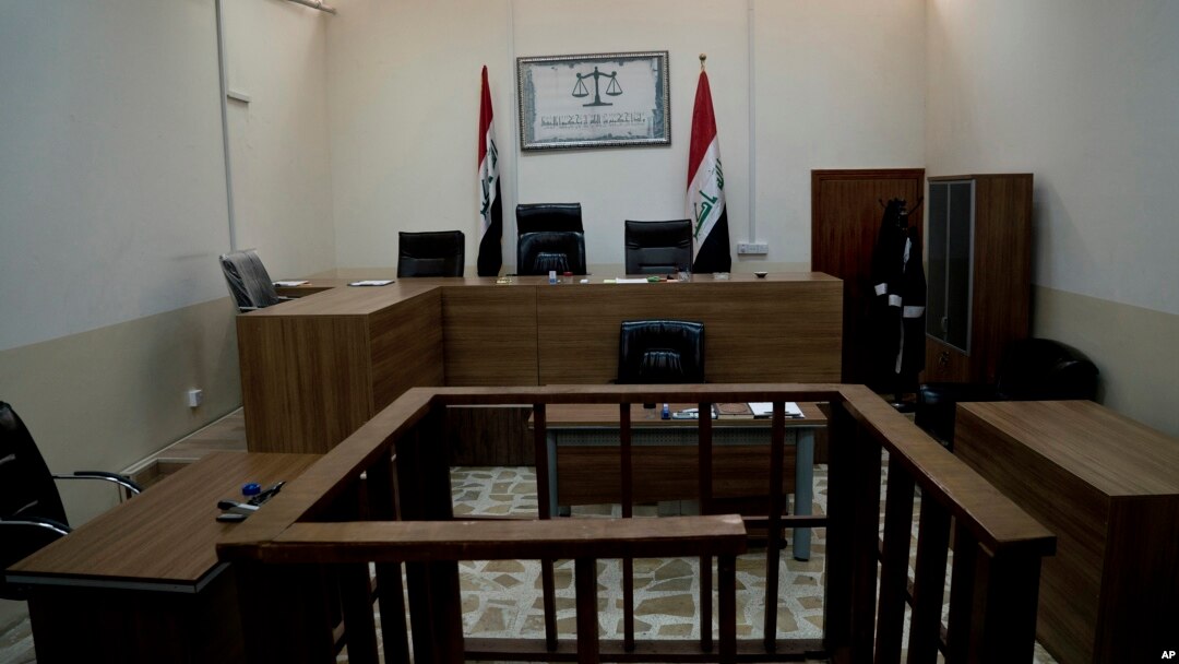 Ruang sidang di Pengadilan Kriminal Nineveh, satu dari dua pengadilan kontraterorisme di Irak yang menyidangkan tersangka militan ISIS dan para rekan mereka di Tel Keif, Irak, 26 April 2018.
