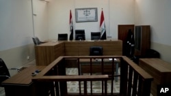 Ruang sidang di Pengadilan Kriminal Nineveh, satu dari dua pengadilan kontraterorisme di Irak yang menyidangkan tersangka militan ISIS dan para rekan mereka di Tel Keif, Irak, 26 April 2018.