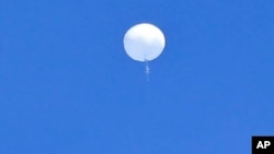 Na fotografiji, koju je osigurao Travis Huffstetler Photography, veliki balon lebdi iznad Atlantskog okeana, nedaleko od obale Karolina, subota, 4.februar 2023.