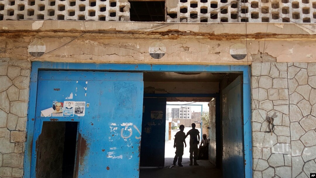 Pintu masuk Penjara Pusat Aden, di Yaman yang dikenal sebagai Mansoura, di mana salah satu sayapnya dioperasikan oleh sekutu Yaman di Uni Emirat Arab untuk menahan tersangka al-Qaida, 9 Mei 2017.(Foto: dok).