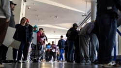 Para pemilih AS memberikan suara mereka dalam pemungutan suara awal pemilu 2024 di TPS Brooklyn Museum di Brooklyn, New York City (foto: dok). 