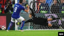 Le gardien Allemand Manuel Neuer, à drotie, arrête un tir de Graziano Pellè de l’Italie, à gauche, lors du quart de finale de l'EURO 2016 entre l'Allemagne et l'Italie, au Stade de Bordeaux, France, 02 juillet 2016. 