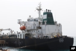 Kapal tanker minyak Iran Fortune berlabuh di dermaga kilang El Palito dekat Puerto Cabello, Venezuela, 25 Mei 2020. (Foto: AP)