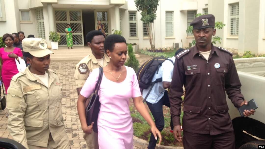 Diane Rwigara mu myenda y'iroza y'abagororwa bo mu Rwanda