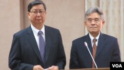  台灣外交部次長柯森耀(右一)在立法院就台巴關係接受質詢（美國之音張永泰拍攝）