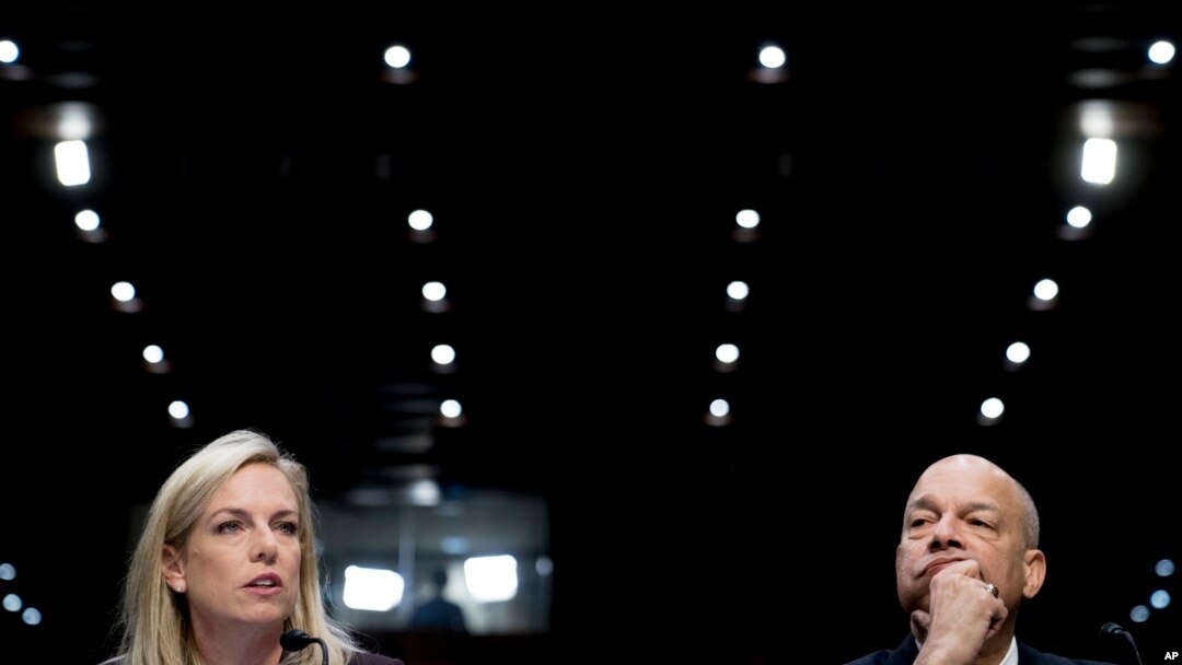 Menteri Keamanan Dalam Negeri Kirstjen Nielsen, kiri, didampingi oleh mantan Menteri Keamanan Dalam Negeri Jeh Johnson, kanan, bersaksi pada rapat dengar pendapat di Komite Intelijen Senat mengenai keamanan pemilu, di Capitol Hill, di Washington, 21 Maret 2018.