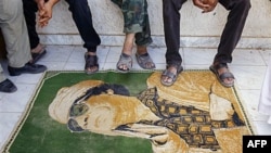 Udhëheqësit rebelë libianë kërkojnë ekstradimin e familjarëve të Gadafit