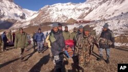 2014年10月15日尼泊爾軍隊在薩龍拉山口地區營救雪崩受害者。