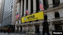 El logo de Snapchat logo en un cartel de la Bolsa de Valores de Nueva York (NYSE). 