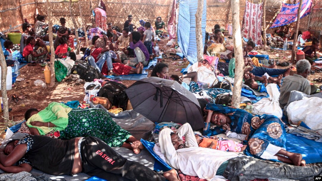 Impunzi zamuka muri Etiyopiya zahunze imirwano mu ntara ya Tigre mu kambi ya Um Rakuba mu buseruko bwa Sudani, itariki 16/11/2020.