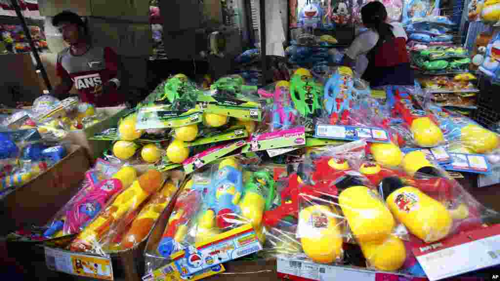 Des marchants thaïlandais vendent des pistolets à eau à Bangkok, le 10 avril 2016.