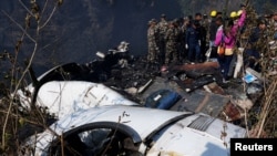 네팔 군인들과 구조대가 15일 휴양도시 포카라 인근에 추락한 예티항공 여객기 잔해에서 시신 수습과 구조 활동을 펴고 있다. (로이터)