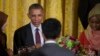 Presiden Barack Obama duduk bersama para tamu undangan dalam acara tahunan jamuan buka puasa bersama (Iftar), memperingati bulan suci Ramadan, di Gedung Putih,Washington, 22 Juni 2015. (AP Photo/Evan Vucci)