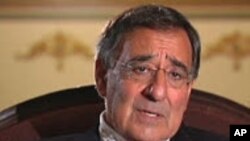 Novak Đoković stiže na teren O2 Arene pred početak polufinalnog duela protiv Huana Martina Del Potra (AP Photo/Sang Tan)