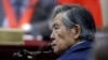 ARCHIVO - El expresidente de Perú Alberto Fujimori escucha una pregunta durante su testimonio en una sala de audiencias en una base militar en Callao, Perú, el 15 de marzo de 2018. La Corte Constitucional del país ordenó el 28 de noviembre de 2023 la excarcelación de Fujimori.