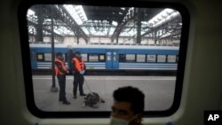 Dos policías vigilan una estación de trenes durante la cuarentena ordenada por el gobierno para contener la propagación del coronavirus, en Buenos Aires, Argentina. Viernes 24 de abril de 2020.