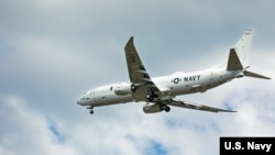 资料照片：隶属于美国海军第1航空测试与评估中队(VX)的P-8A“海神”巡逻机在夏威夷珍珠港的希卡姆联合基地降落。(2025年7月27日)