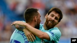 Lionel Messi embrasse son coéquipier Paco Alcacer après avoir marqué son deuxième but lors du match de leur équipe FC Barcelone et Deportivo Alaves au stade Mendizorroza, Vitoria, Espagne, 26 août 2017.