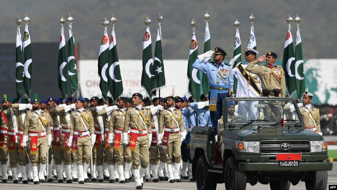 پریڈ میں ہر ملک اپنی فوجی طاقت کا مظاہرہ کرتا ہے۔ فوجی پریڈ کے موقع پر ملک میں تیار ہونے والے نئے ہتھیاروں کو بھی منظر عام پر لایا جاتا ہے۔ جب کہ مقامی سطح پر تیار ہونے والے یہ ہتھیار بین الاقوامی مارکیٹ میں فروخت کے لیے پیش کیے جاتے ہیں۔