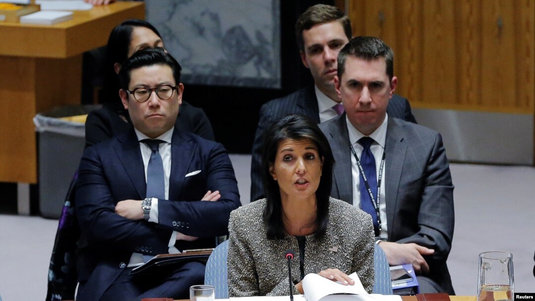 Đại sứ Mỹ tại LHQ Nikki Haley trong buổi thảo luận tại Hội đồng Bảo an ngày 29/11/2017 về việc Triều Tiên phóng phi đạn đạn đạo có thể bắn tới Mỹ.