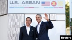 Presiden AS Barack Obama (kanan) menyambut Presiden Joko Widodo di KTT AS-ASEAN di Sunnylands, California hari Senin (15/2). 