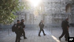 Polisi Israel berjalan di luar areal Masjid Al Aqsa di Kota Tua Yerusalem, Juli 25, 2017. 