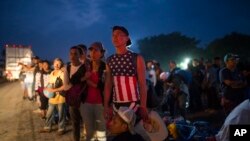 Karavan migran dari Amerika Tengah menunggu kendaraan di Donaji, negara bagian Oaxaca, Meksiko, 2 November 2018. (Foto: dok). 