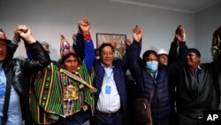 볼리비아의 좌파 정당 사회주의운동(MAS)의 대선 후보 루이스 아르세 후보(중앙)가 승리를 확신하며 지지자들과 기쁨을 나누고 있다.