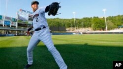 New York Yankees shortstop Derek Jeter warms up before a minor league baseball rehab start with the Scranton/Wilkes-Barre RailRiders, in Moosic, Pennsylvania, July 6, 2013.