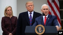 UMnu. Donald Trump lobona ngezomvikela ekuhlangothi lukahulumende olweHomeland Security uKirstjen Nielsen loMnu. Mike Pence, umsekeli kaTrump.