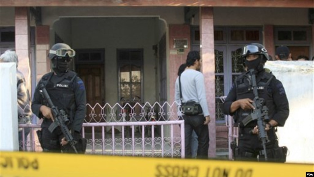 Densus 88 berjaga-jaga di luar rumah Muhammad Syarif, yang meledakkan diri di Masjid Polisi di Majalengka, Jawa Barat, April silam. (Foto: Dok).