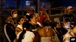 Familiares de reclusos esperan noticias fuera de la penitenciaría Litoral luego de un motín, en Guayaquil, Ecuador, el martes 28 de septiembre de 2021. 