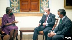 La representante de EE. UU. ante la ONU, Linda Thomas-Greenfield, al momento de reunirse con los opositores venezolanos Leopoldo López (der) y Julio Borges en Ecuador el lunes 24 de mayo de 2021.