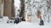 Las fotos de la nevada en Búfalo, Nueva York, hablan por si solas. Un grupo de personas posan entre la nieve el 27 de diciembre de 2022.