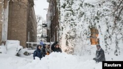 Las fotos de la nevada en Búfalo, Nueva York, hablan por si solas. Un grupo de personas posan entre la nieve el 27 de diciembre de 2022.