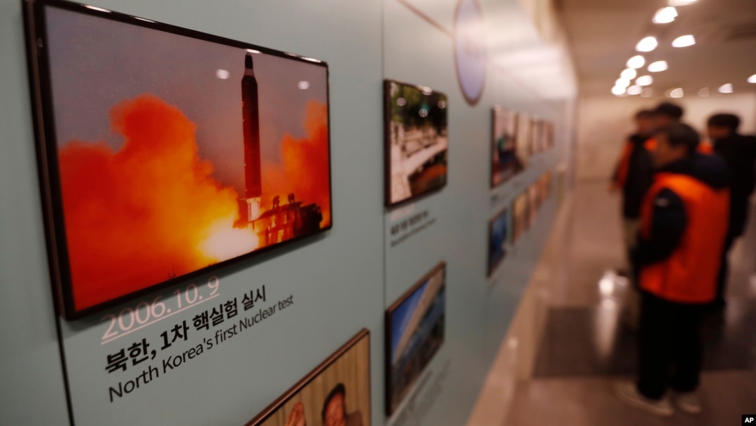 Foto-foto peluncuran misil Korea Utara dipamerkan di Pos Pengawasan Unifikasi di Paju, Korea Selatan dekat perbatasan dengan Korea Utara, 13 Desember 2019. 