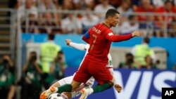 El portugués Cristiano Ronaldo choca con el iraní Alireza Jahanbakhsh durante el partido del grupo B entre Irán y Portugal en la Copa Mundial de fútbol 2018 en el Mordovia Arena en Saransk, Rusia, el lunes 25 de junio de 2018. (AP Photo / Francisco Seco)