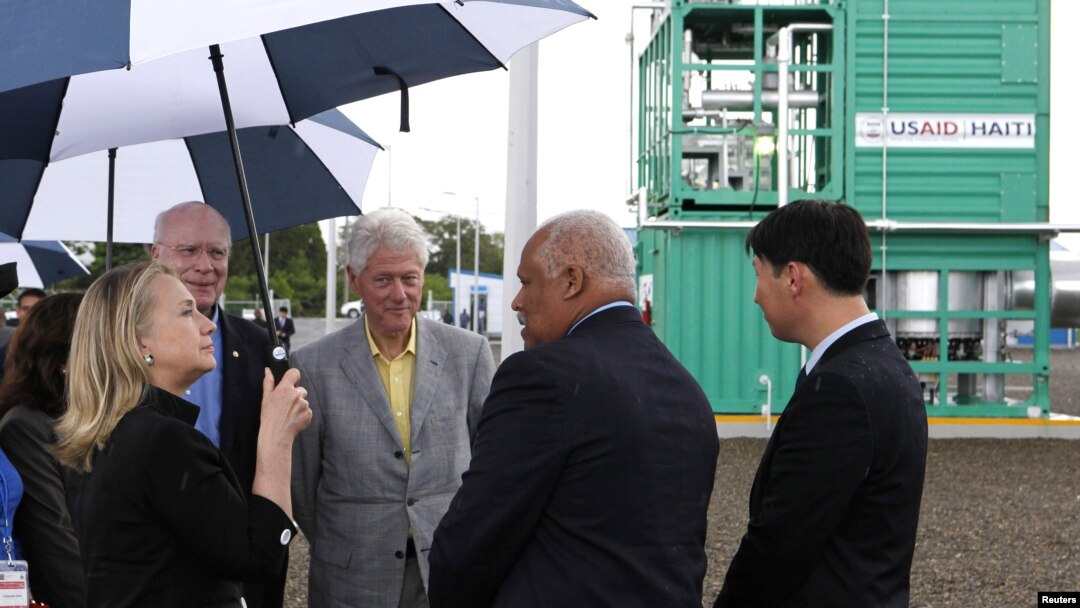 La secretaria de Estado Hillary Clinton y su esposo, el expresidente Bill Clinton, durante la inauguración de la planta eléctrica Caracol, en Haití.