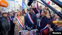 فرانس میں انتہائی بائیں بازو کی پارٹی La France Insoumise کے رکن پارلیمنٹ کارلوس اور لیفٹ کے اتحاد کی رکن سینڈراراگول اپنے گروپ کے ساتھ۔