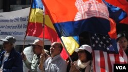 ຊາວ​ກຳປູ​ເຈຍ ​ແລະ ​ຊາວ​ລາວ ຈຳນວນ​ນຶ່ງ ​​ພາກັນ ໂຮມ​ຊຸມນຸມ​ ຢູ່​ຕໍ່ໜ້າ​ທຳນຽບຂາວ ​ແລະ ​ສະຖານທູດຫວຽດນາມ ​ໃນ​ນະຄອນຫລວງ​ວໍ​ຊິງ​ຕັນ ​ເພື່ອປະ​ທ້ວງ ນະ​ໂຍບາຍຂອງ​ຫວຽດນາມ​ ຢູ່​ປະ​ເທດ​ຂອງ​ພວກ​ເຂົາ​ເຈົ້າ, ວັນທີ 6 ຕຸລາ 2014.