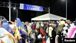 Venezuelans gather to cross into Ecuador from Colombia, as new visa restrictions from the Ecuadorian government took effect, at the Rumichaca border bridge in Tulcan, Ecuador, Aug. 26, 2019. 