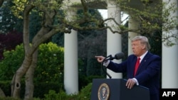美国总统特朗普在白宫玫瑰园举行的“新型冠状病毒特别工作组”新闻发布会上回答记者提问（2020年3月30日）。