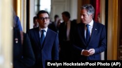 Menteri Luar Negeri AS Antony Blinken (kanan) bertemu dengan Menteri Luar Negeri Prancis Stephane Sejourne, di Quai d'Orsay, Paris, Prancis, pada 19 September 2024. (Evelyn Hockstein/Pool via AP)