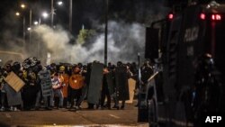 Manifestantes chocan con la policía antidisturbios durante una nueva protesta contra el gobierno del presidente colombiano Iván Duque, en el Portal de las Américas en el sur de Bogotá el 22 de mayo de 2021.