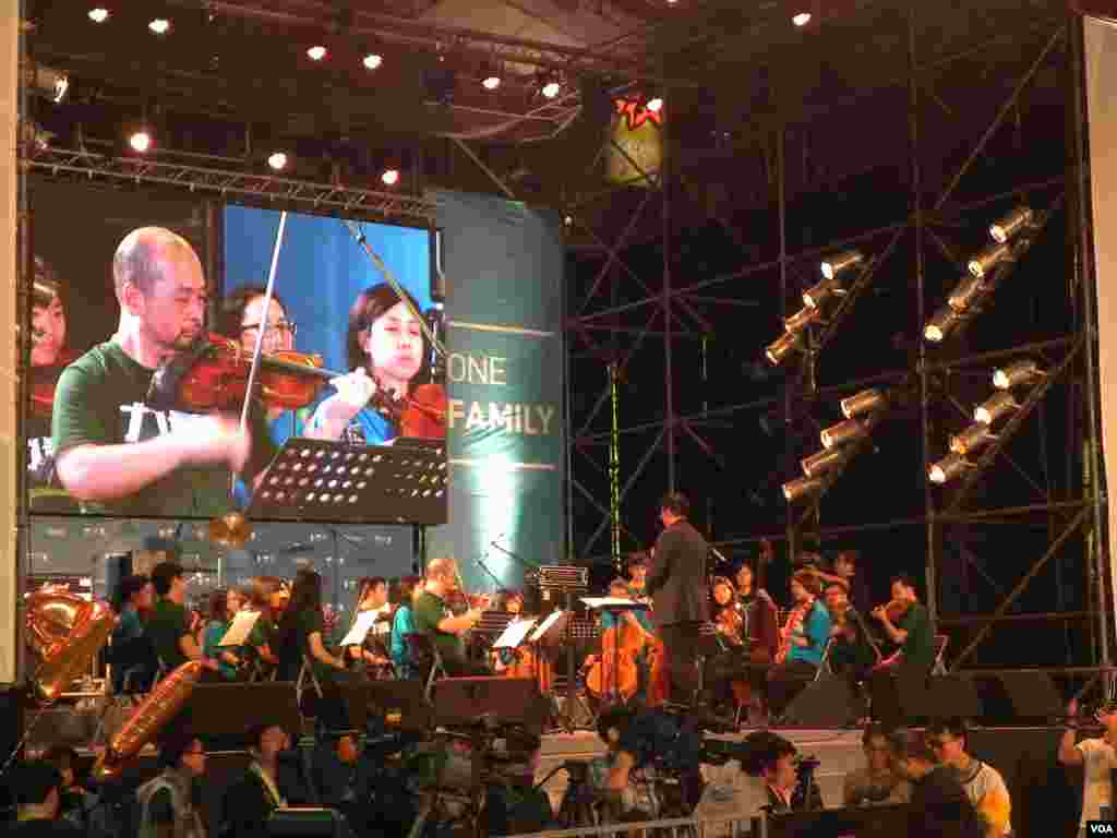 柯文哲把他的选前造势晚会办成音乐会 (美国之音许波拍摄)