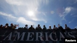 Seguidores del Partido Republicano esperan a Mitt Romney y su compañero de fórmula Paul Ryan, en Manchester, New Hampshire.