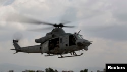 Un helicóptero UH-1H Huey vuela sobre el aeropuerto internacional de Tibhuvan luego de realizar operaciones de búsqueda de las víctimas del estrellamiento de una aeronave estadounidense.