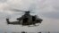 Un helicóptero UH-1Y Huey llega al aeropuerto de Katmandú.