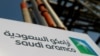 Logo Saudi Aramco terpampang di fasilitas minyak di Abqaiq. (Foto: Reuters)