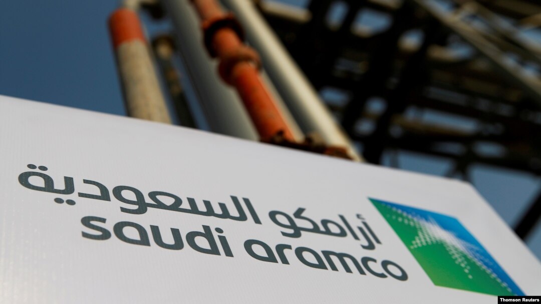 Logo Saudi Aramco terpampang di fasilitas minyak di Abqaiq. (Foto: Reuters)